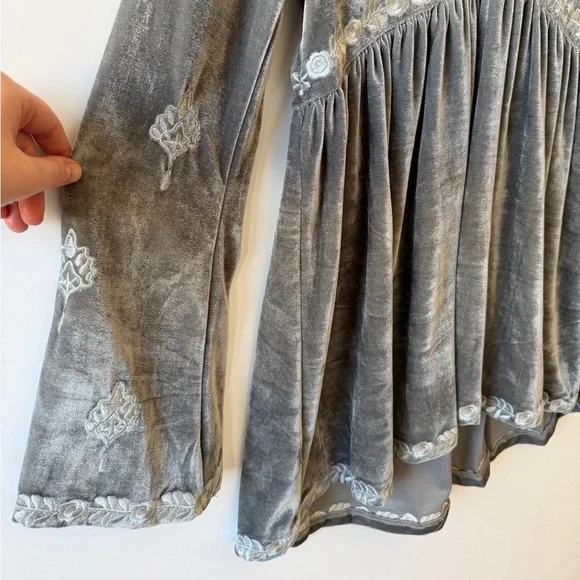 POL Minot Oversized V-Neck Velvet Top - Picture 5 of 9